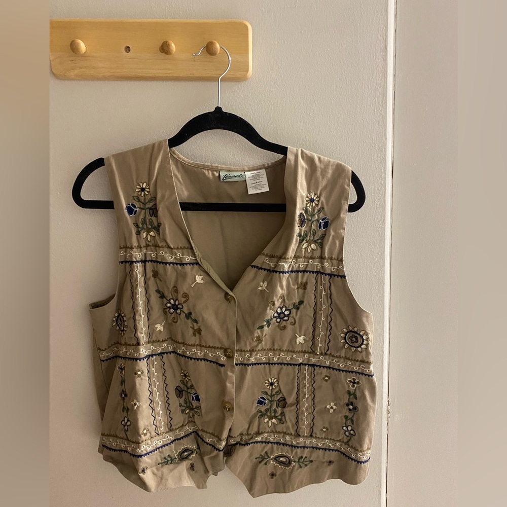 Embroidered Sleeveless Camisole Vest in Beige